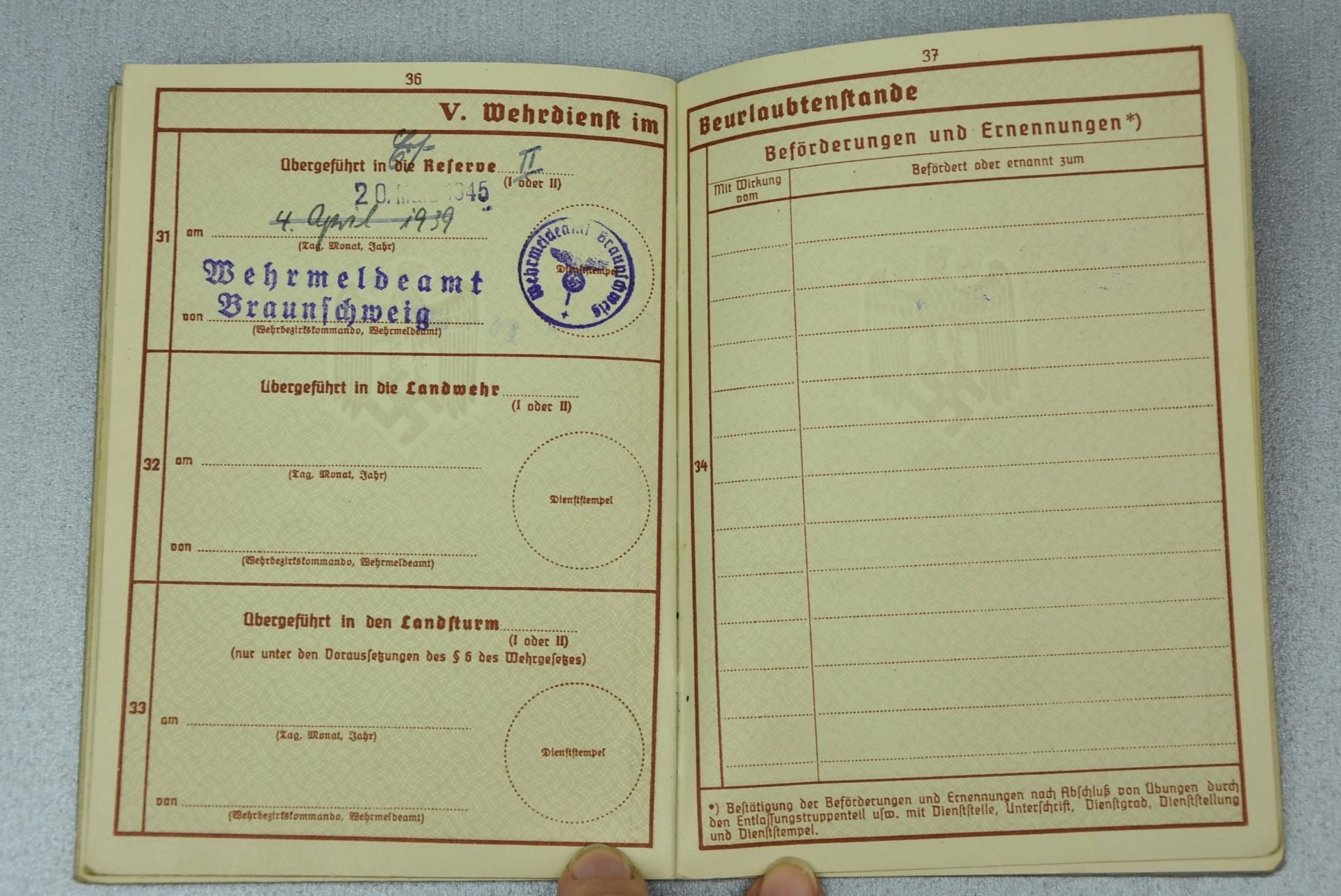 Wehrpass luftwaffe mechanic joined army (Heer) black wound badge for grenade splinter in Russia and close combat calender — image 32