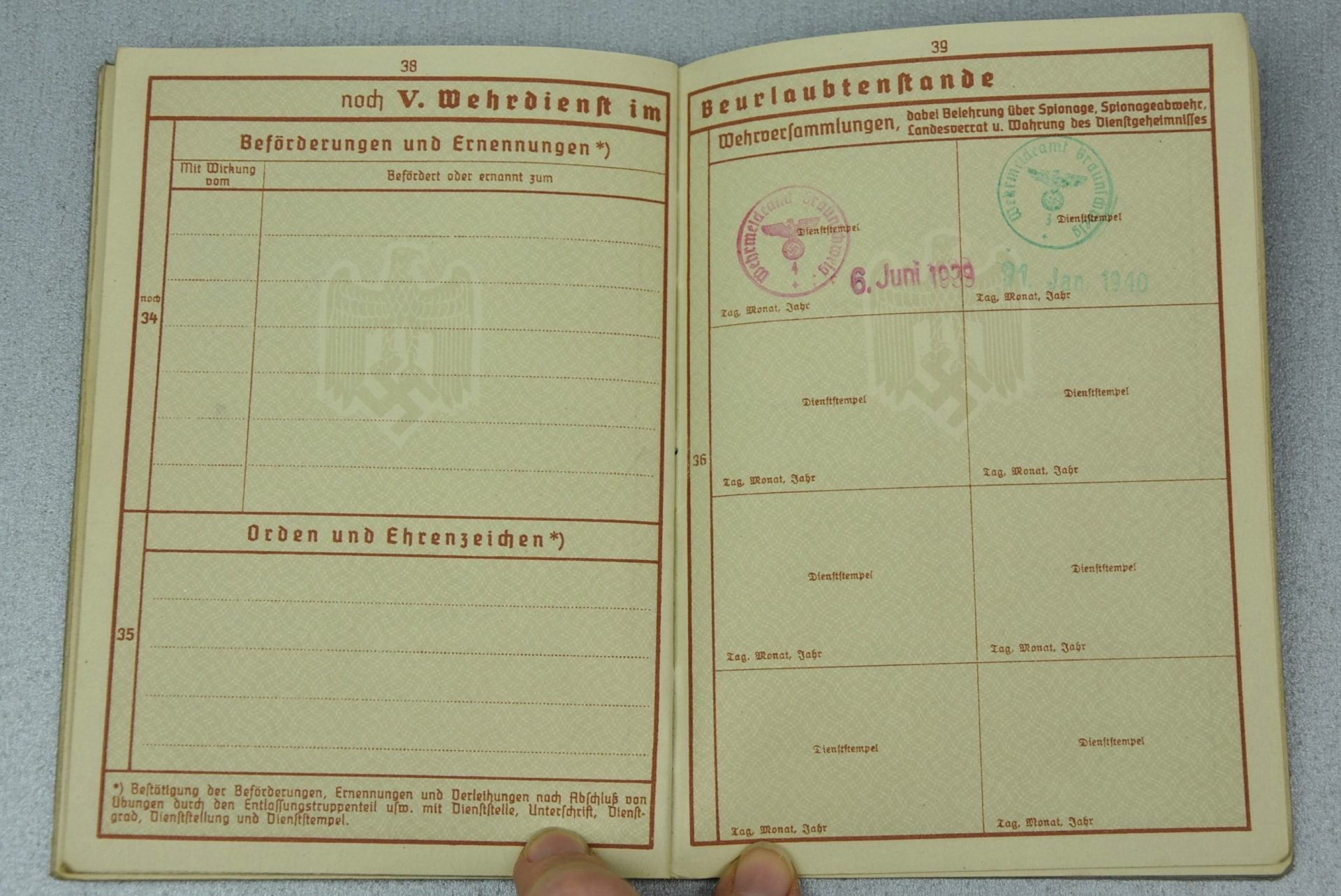 Wehrpass luftwaffe mechanic joined army (Heer) black wound badge for grenade splinter in Russia and close combat calender — image 33