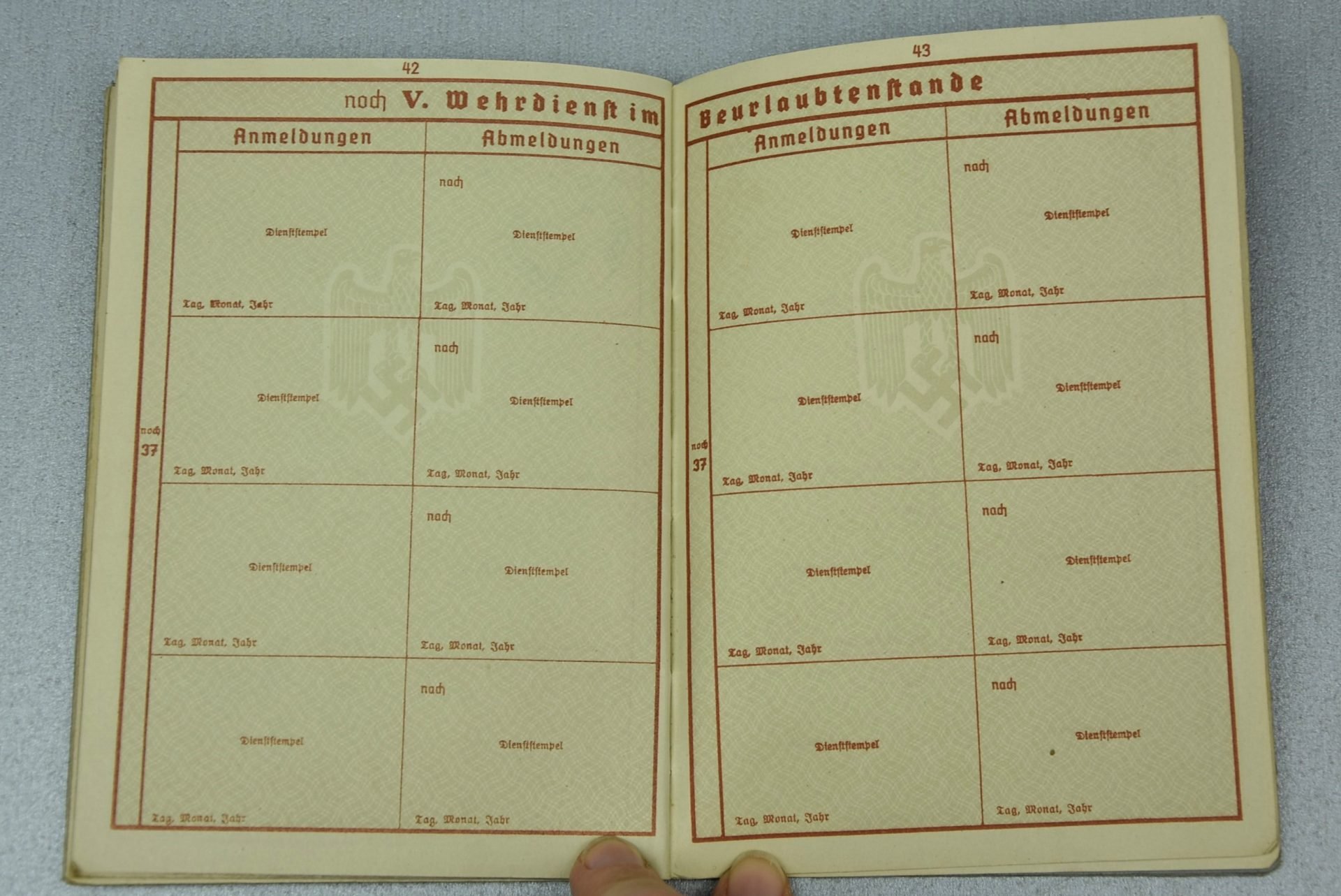 Wehrpass luftwaffe mechanic joined army (Heer) black wound badge for grenade splinter in Russia and close combat calender — image 35