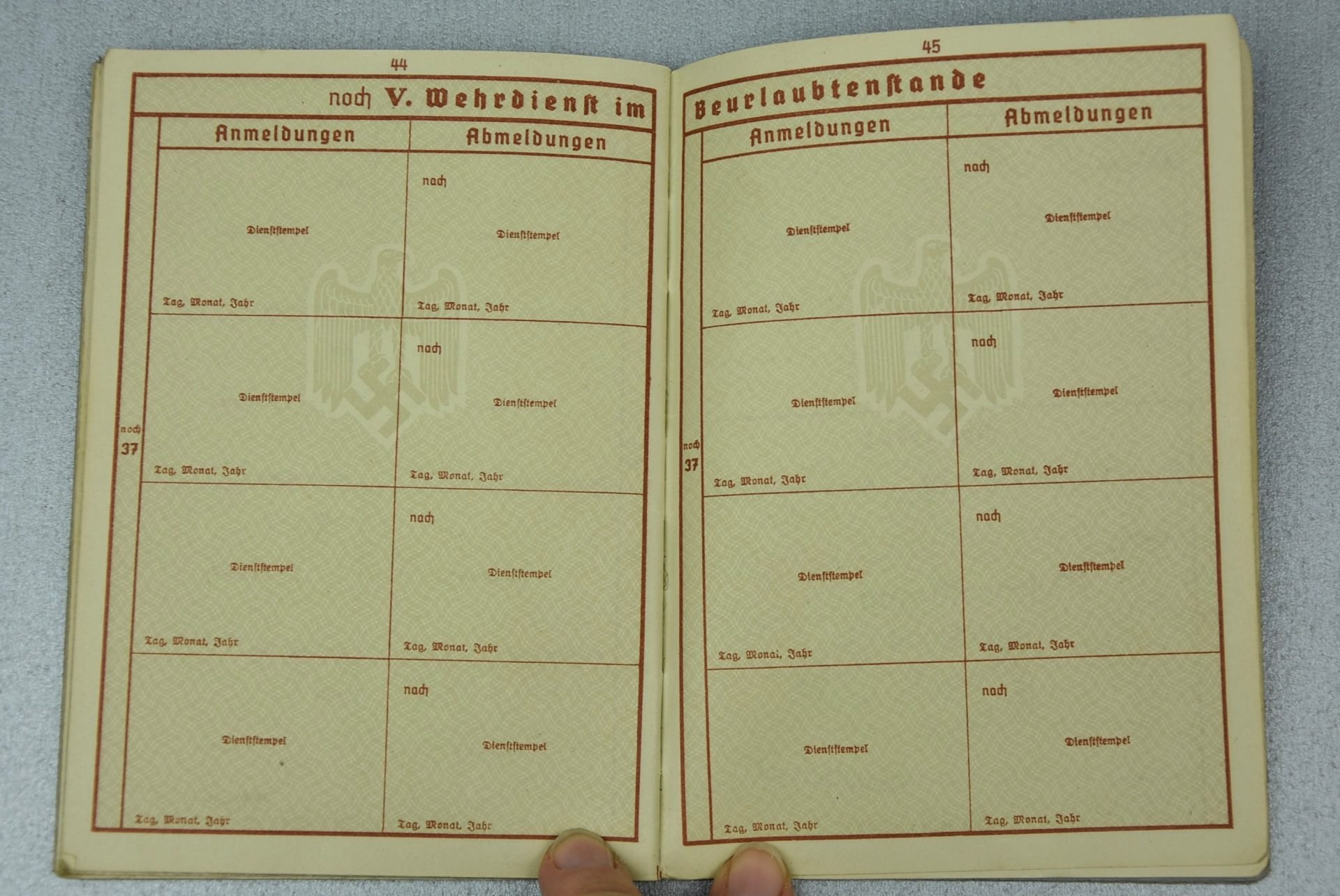 Wehrpass luftwaffe mechanic joined army (Heer) black wound badge for grenade splinter in Russia and close combat calender — image 36