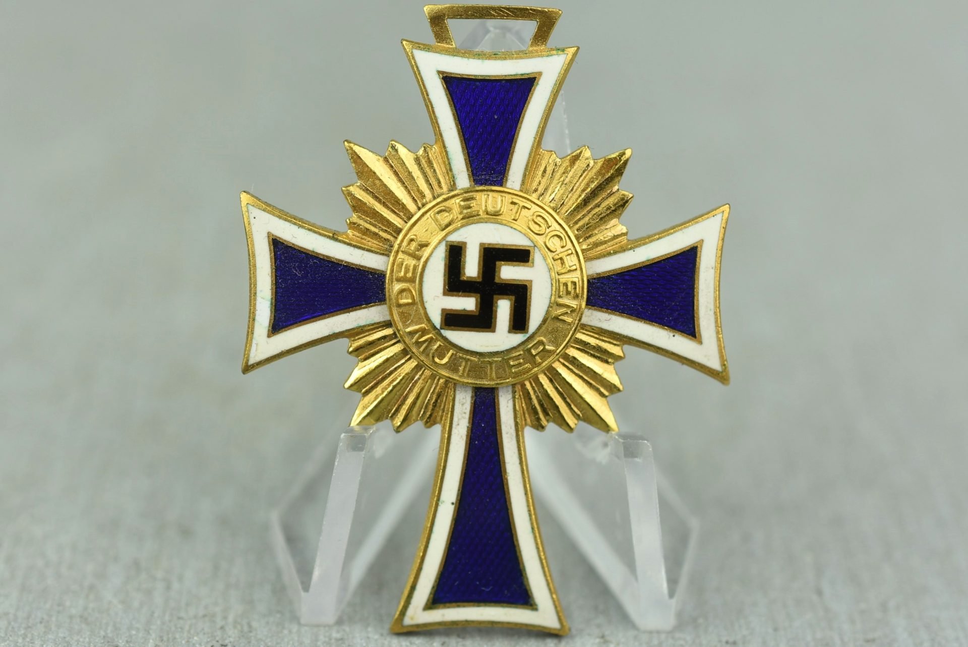 Mother's cross in gold with box by C.F. Zimmermann — image 2