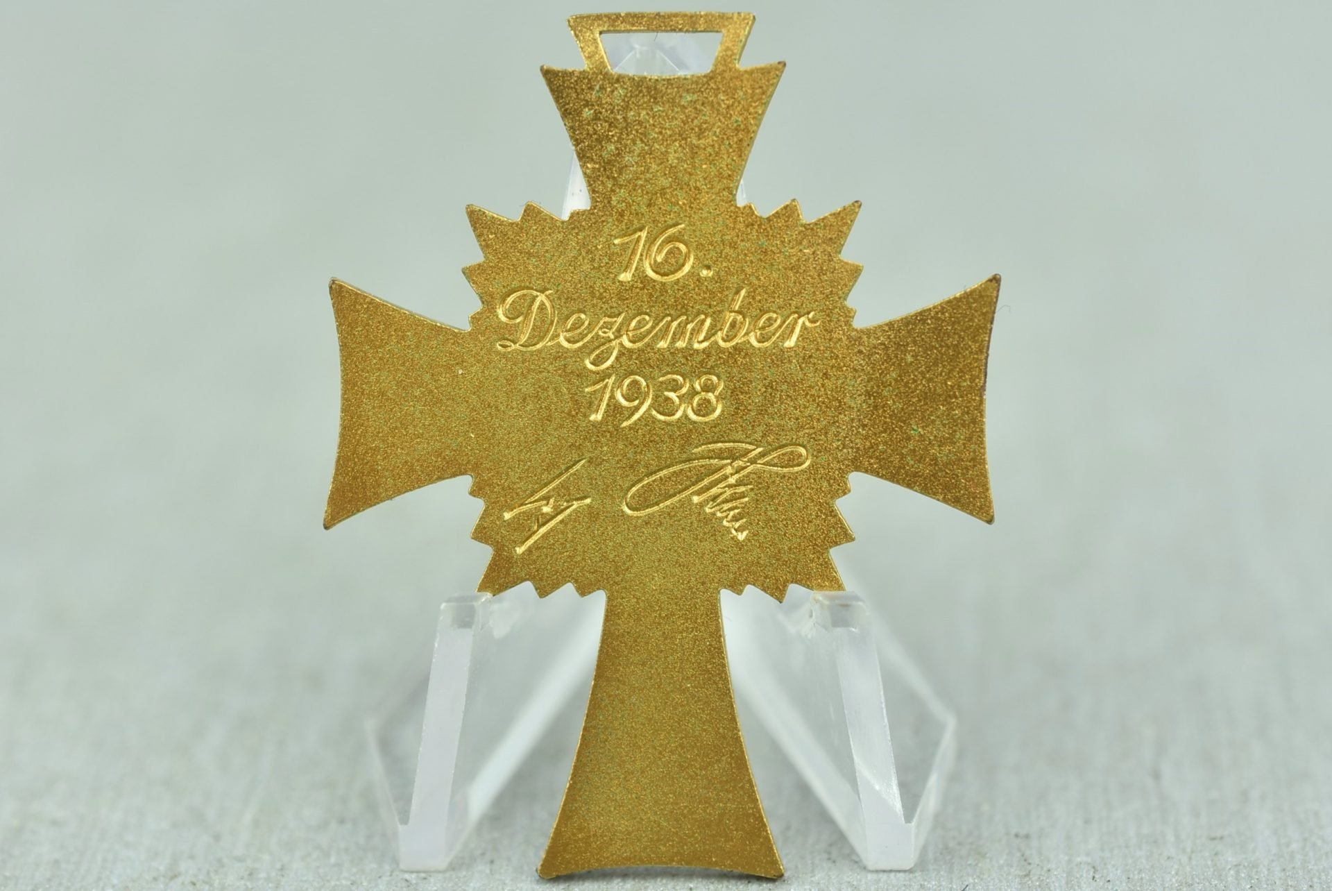 Mother's cross in gold with box by C.F. Zimmermann — image 3