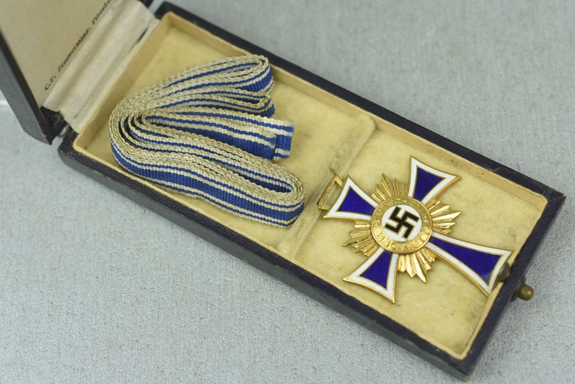 Mother's cross in gold with box by C.F. Zimmermann — image 4