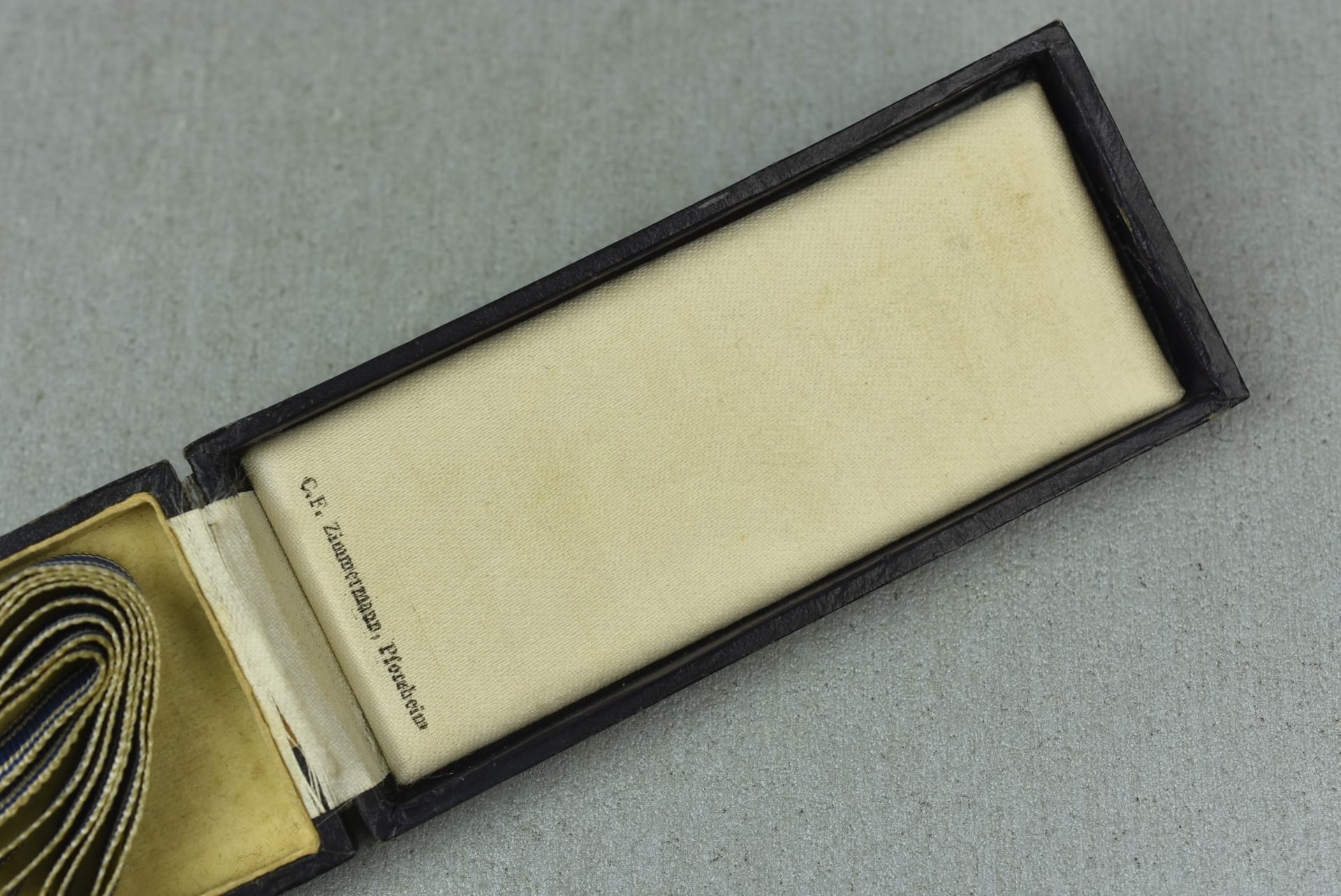 Mother's cross in gold with box by C.F. Zimmermann — image 6