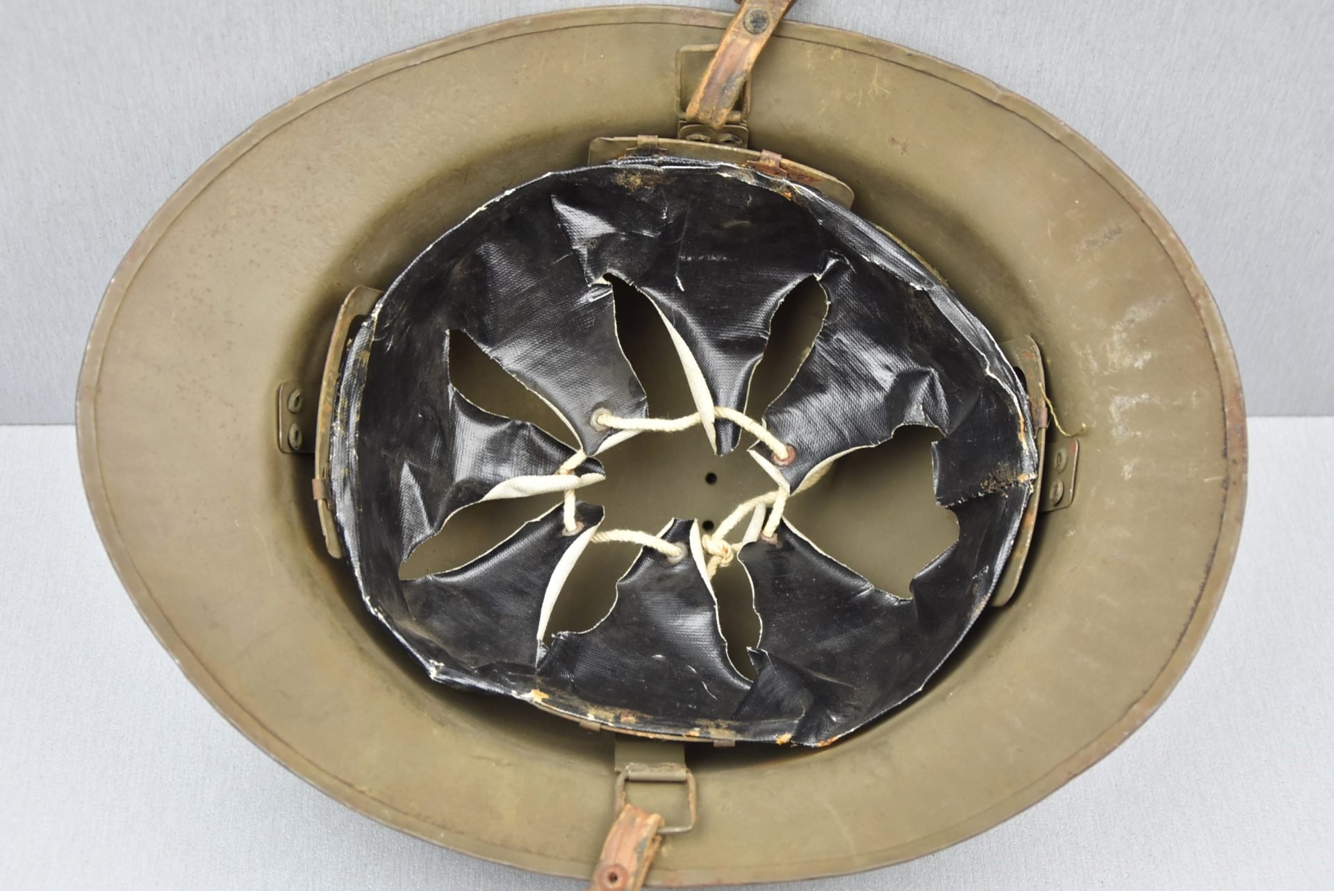 WW2 M1931 Belgian Adrian helmet with 'last-ditch' liner — image 10