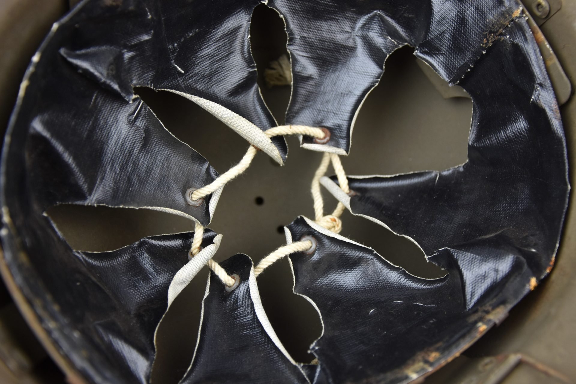 WW2 M1931 Belgian Adrian helmet with 'last-ditch' liner — image 15