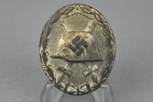 Silver wound badge by Carl Wild '107'