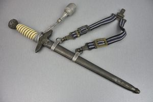 Complete Luftwaffe officer dagger 'Fliegeroffizierdolch' with hanger by Alcoso Solingen