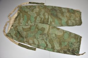 Reversible Wehrmacht winter trousers in Splittertarn with suspenders
