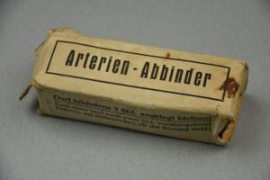 Wehrmacht medical artery spanner strap in box 'Arterien-Abbinder'