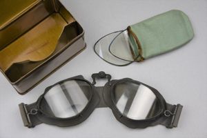 Wehrmacht motorcycle dust goggles in box 'Kradmelderbrille' by G.S. 1941
