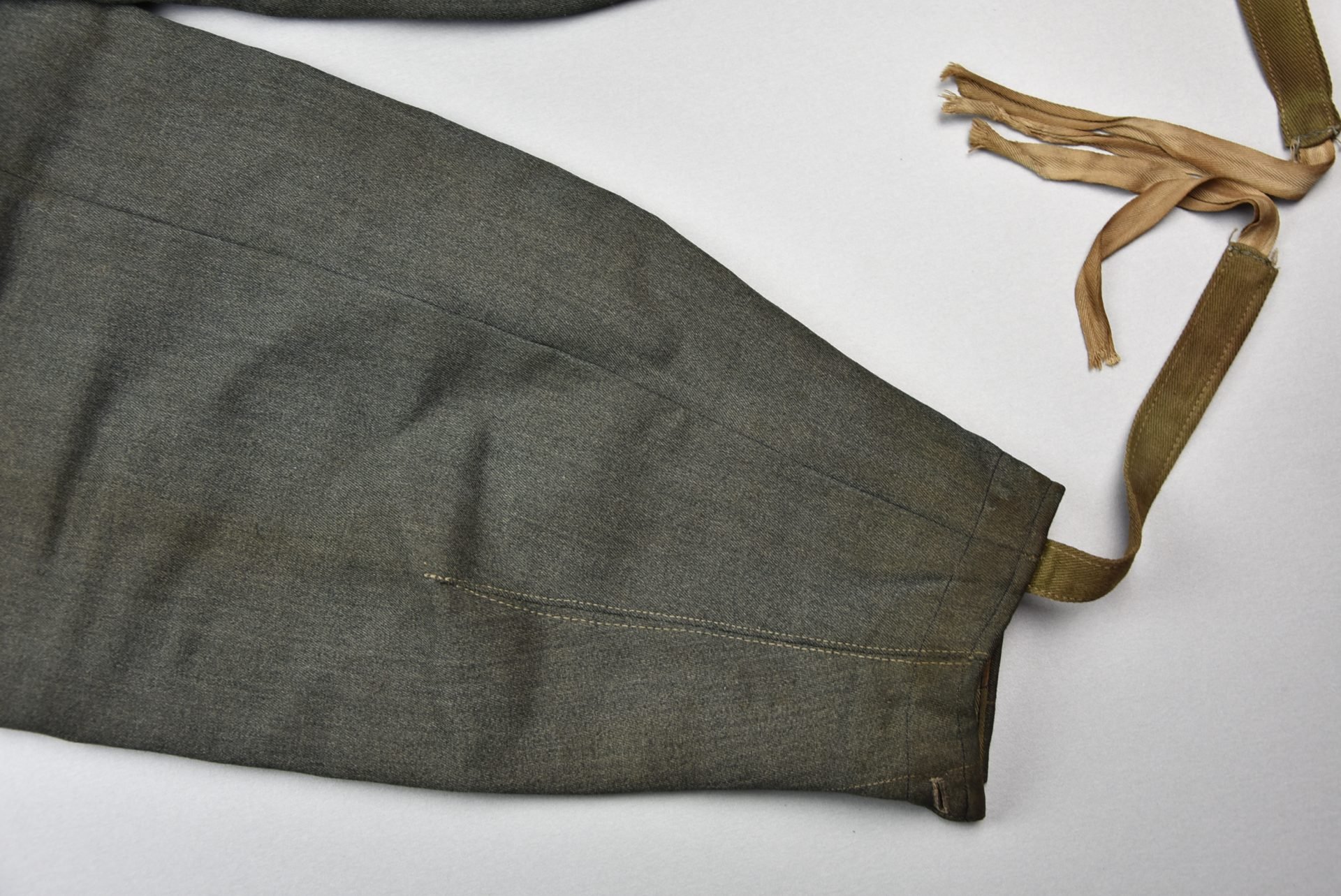 Wehrmacht/Waffen-SS M43 combat trousers with RBNr. 1944 — image 2