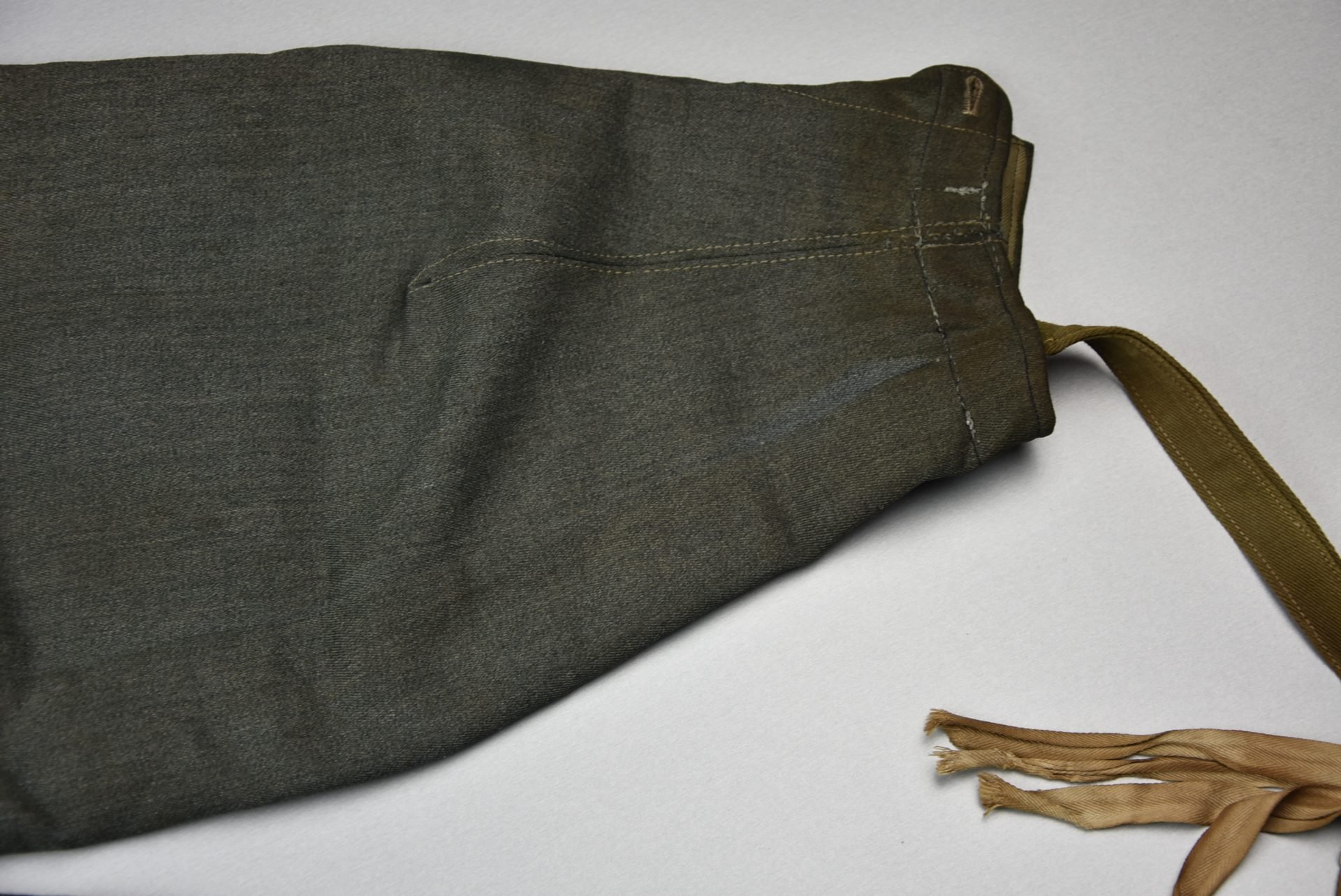 Wehrmacht/Waffen-SS M43 combat trousers with RBNr. 1944 — image 3