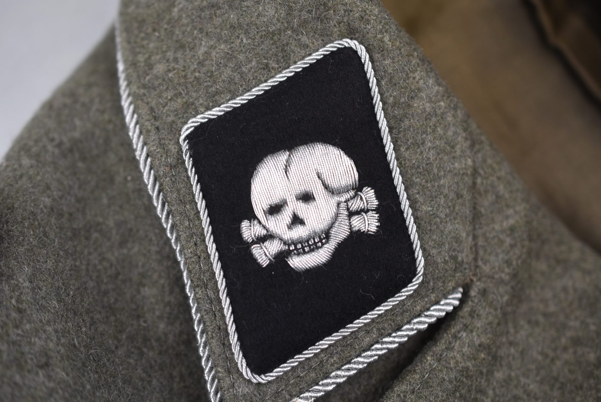 Waffen-SS 3rd Panzer Division 'Totenkopf' officer Feldbluse for SS-Untersturmführer — image 18