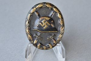 Early black wound badge