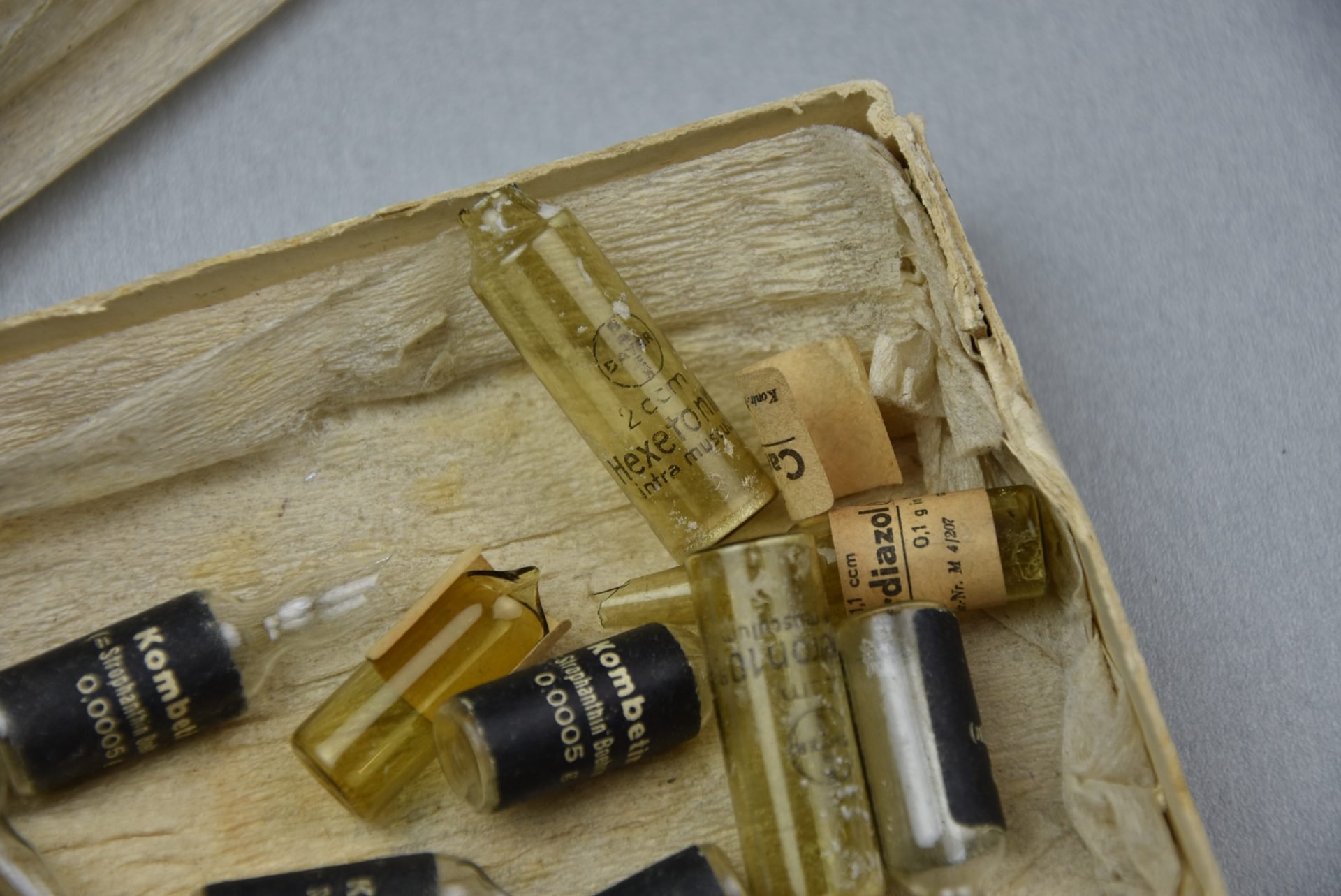 Wehrmacht hearth medicine bottles in box — image 2