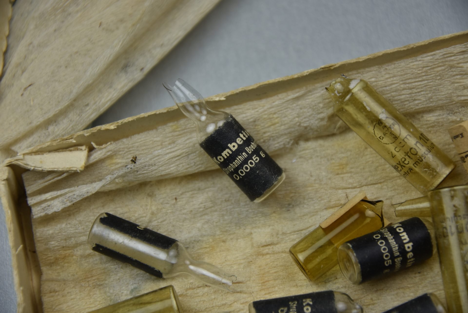 Wehrmacht hearth medicine bottles in box — image 3