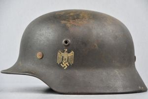 M40 army (Heer) single decal 'Big Foot' steel helmet Q66