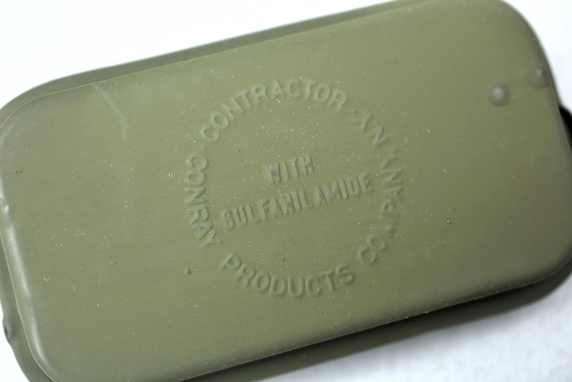 USA WW2 box of ten First Aid Packets 1943 — image 9