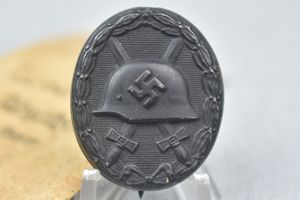 Black wound badge with award envelope by Otto Zappe