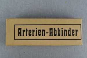 Wehrmacht medical artery spanner strap in box 'Arterien-Abbinder'