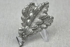 Army (Heer) light infantry 'Jäger' cap badge
