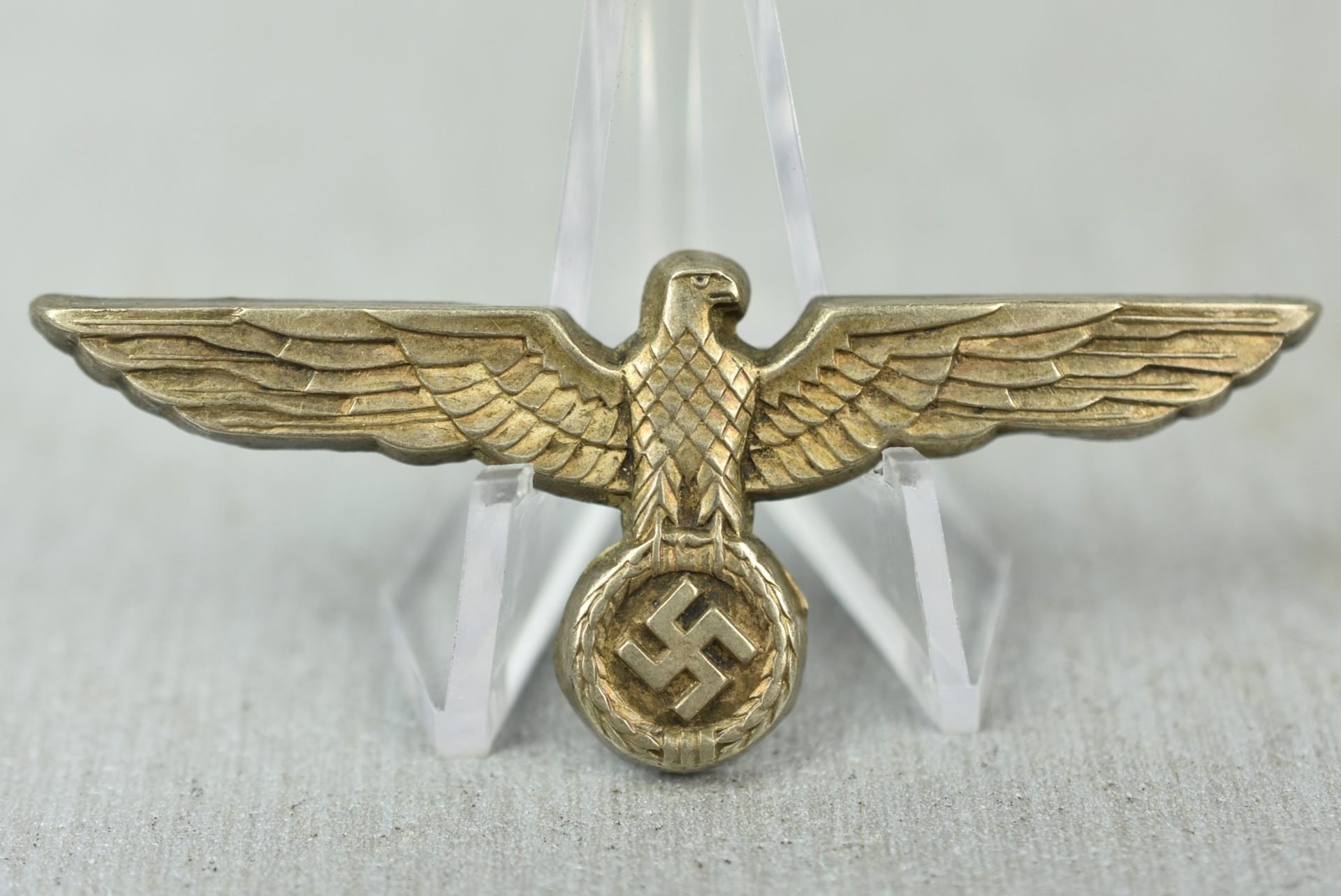 Early army (Heer) visor cap insignia set in Buntmetall — image 5