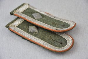 RARE M40 army (Heer) NCO shoulder boards for Feldgendarmerie Feldwebel