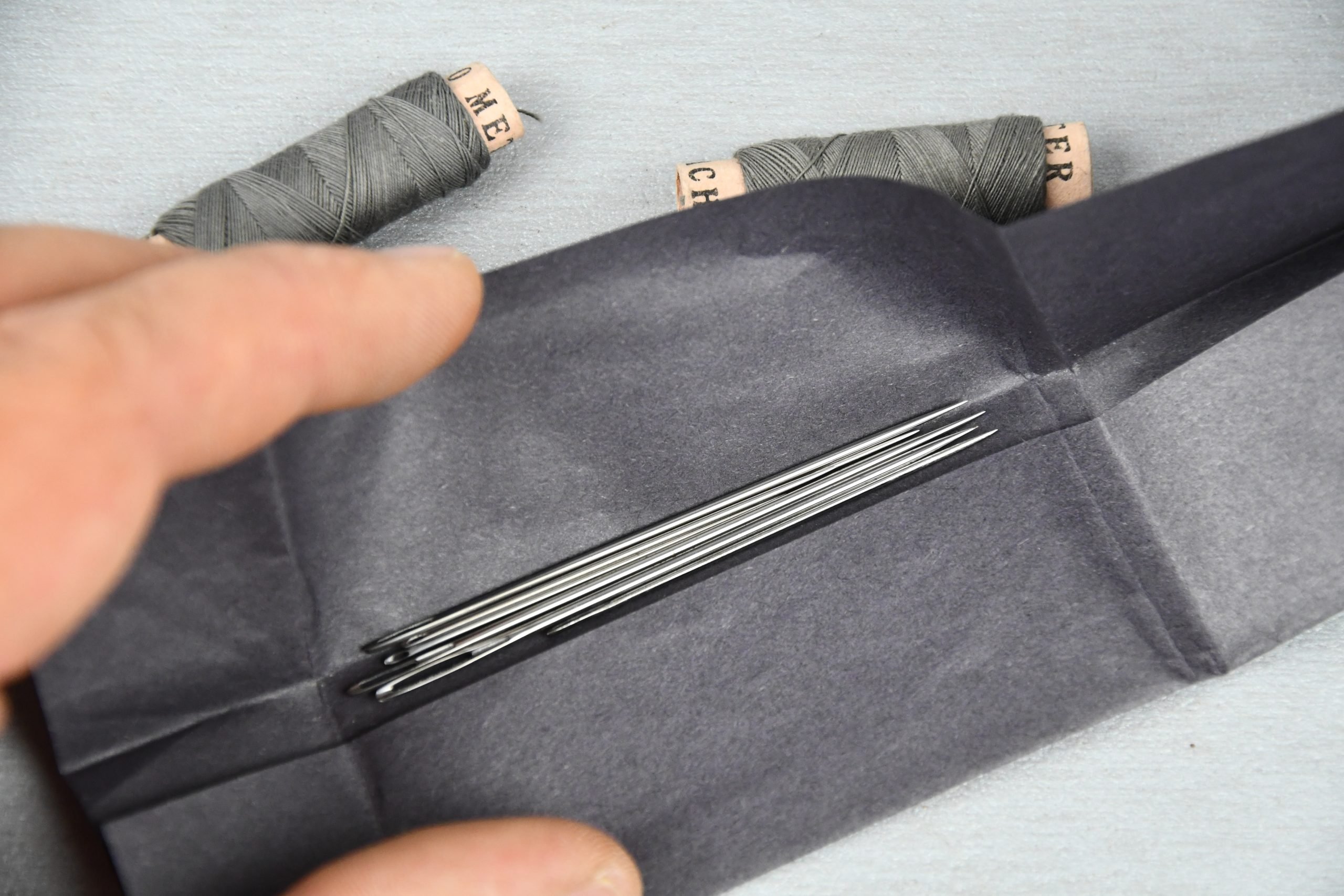 Wehrmacht field sewing kit needles and thread — image 2