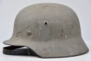 M35 army (Heer) factory reissued helmet ET64