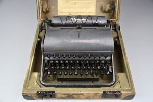 Waffen-SS typewriter 'Olympia Robust' in original military transport case
