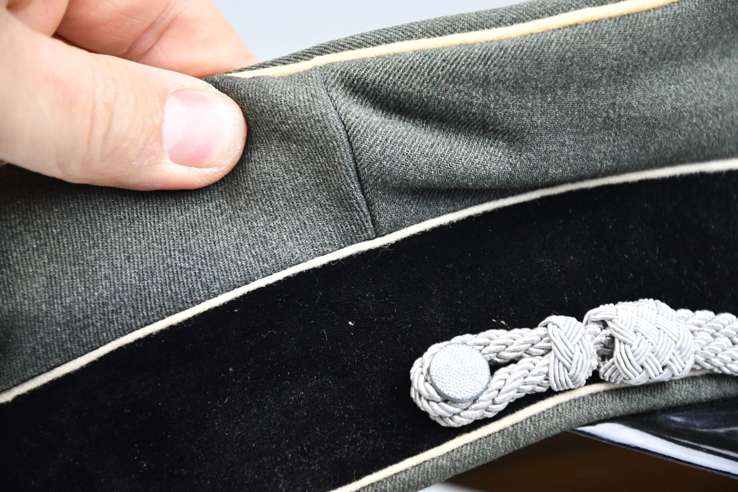 Waffen-SS 'Kleiderklasse' officer visor cap named — image 11