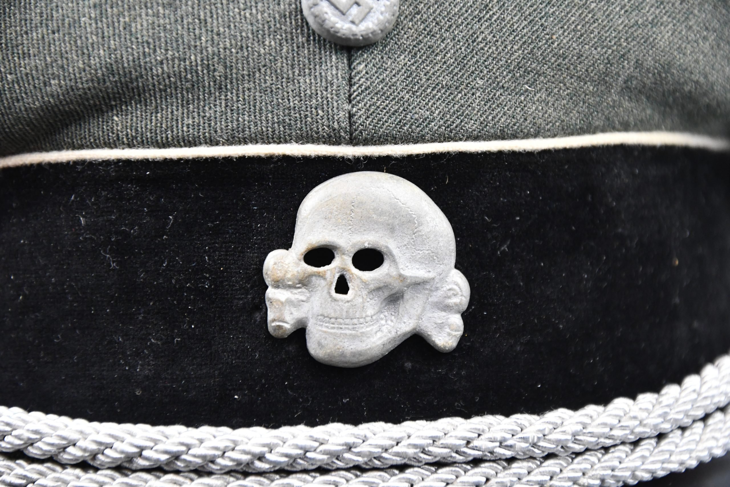 Waffen-SS 'Kleiderklasse' officer visor cap named — image 7