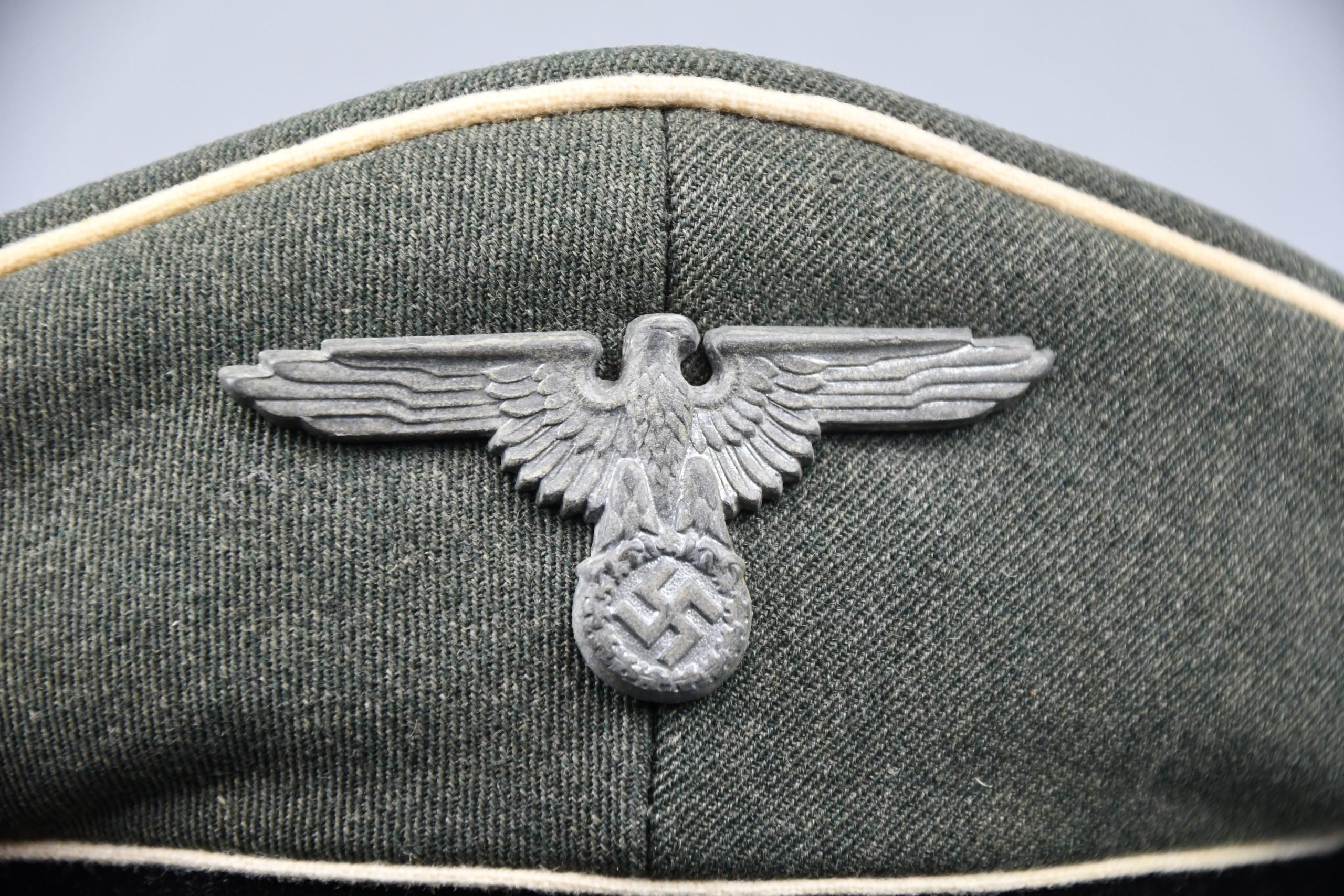 Waffen-SS 'Kleiderklasse' officer visor cap named — image 8