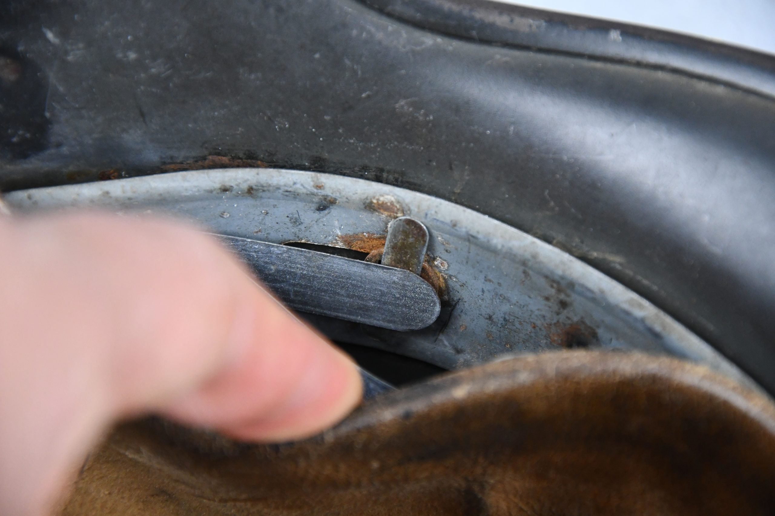 M40 army (Heer) single decal steel helmet Q62 — image 12