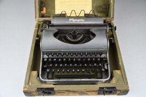 Waffen-SS typewriter 'Olympia Robust' in original military transport case