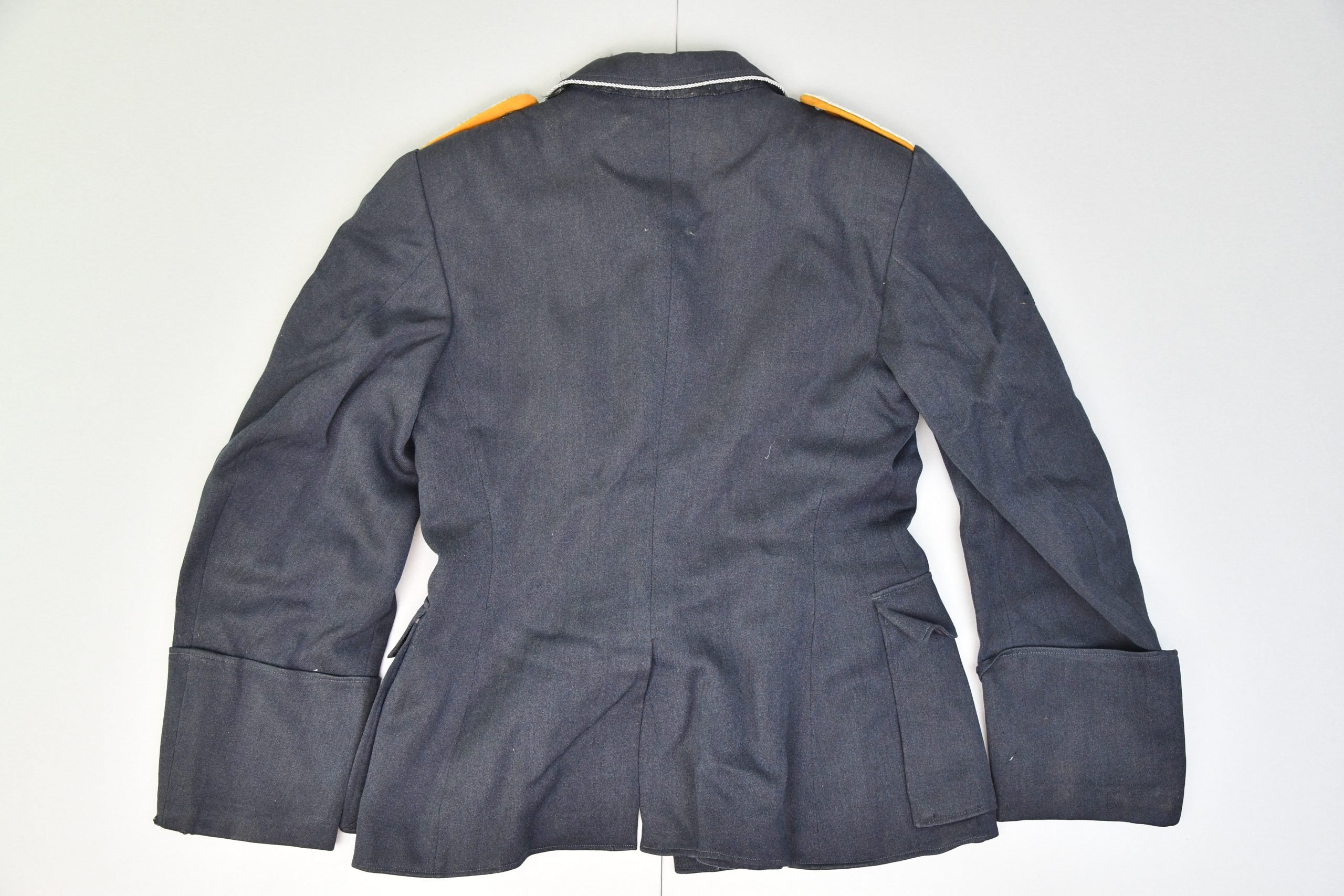 Luftwaffe officer four pocket tunic for Pilot or Fallschirmjäger Leutnant by Schwarz & Sohn — image 2