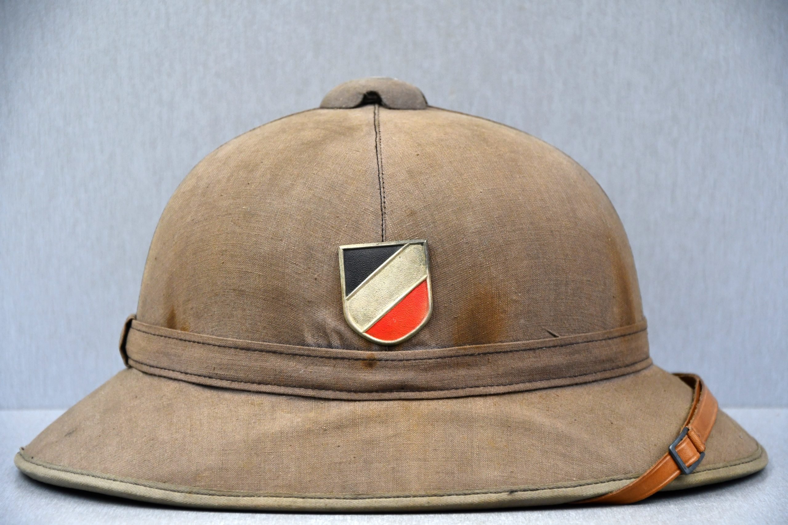 Luftwaffe 'Afrikakorps' captured sun faded 'blue' tropical pith helmet made in France — image 3