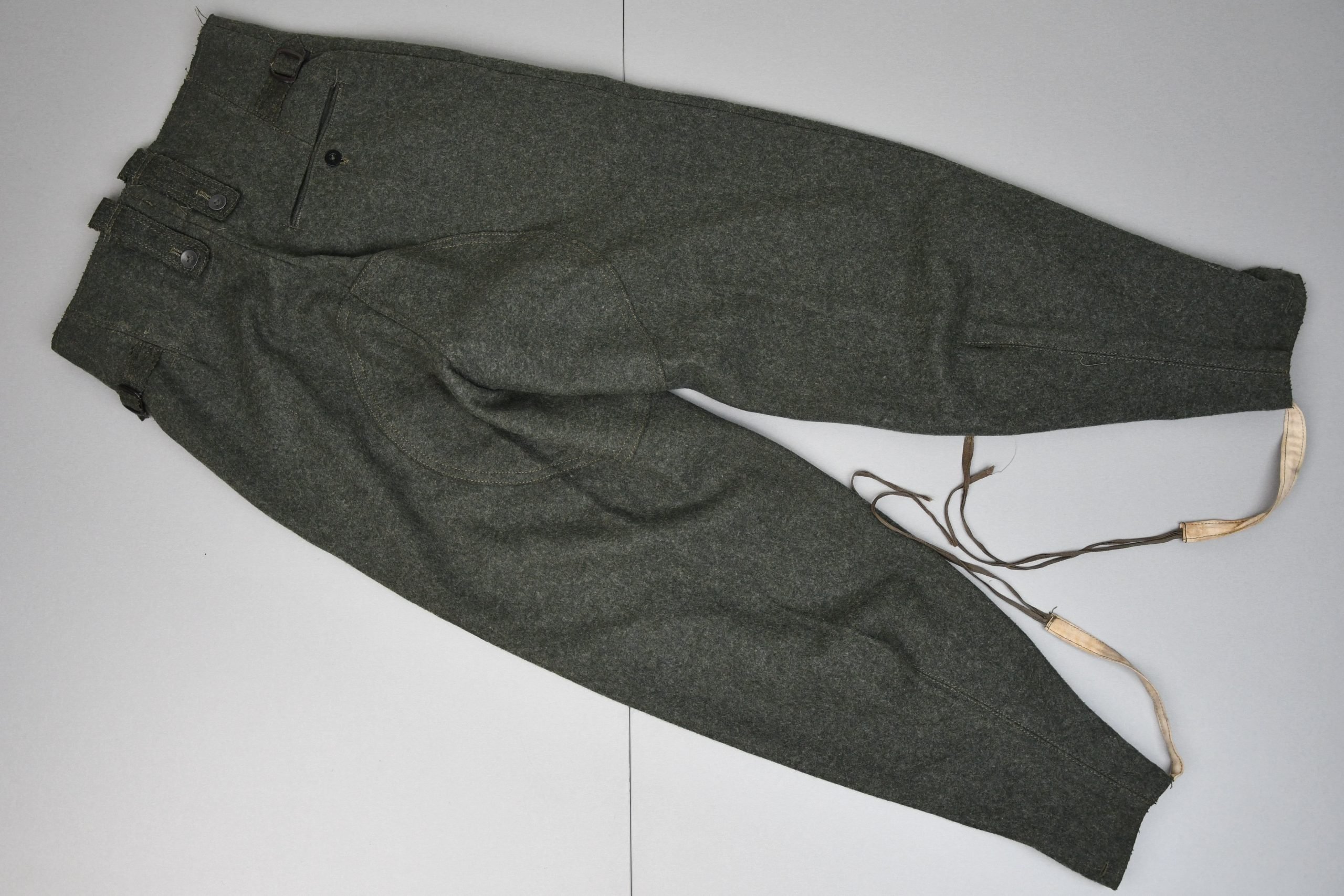 MINT Wehrmacht/Waffen-SS M43 combat trousers with RBNr. 1943 — image 2