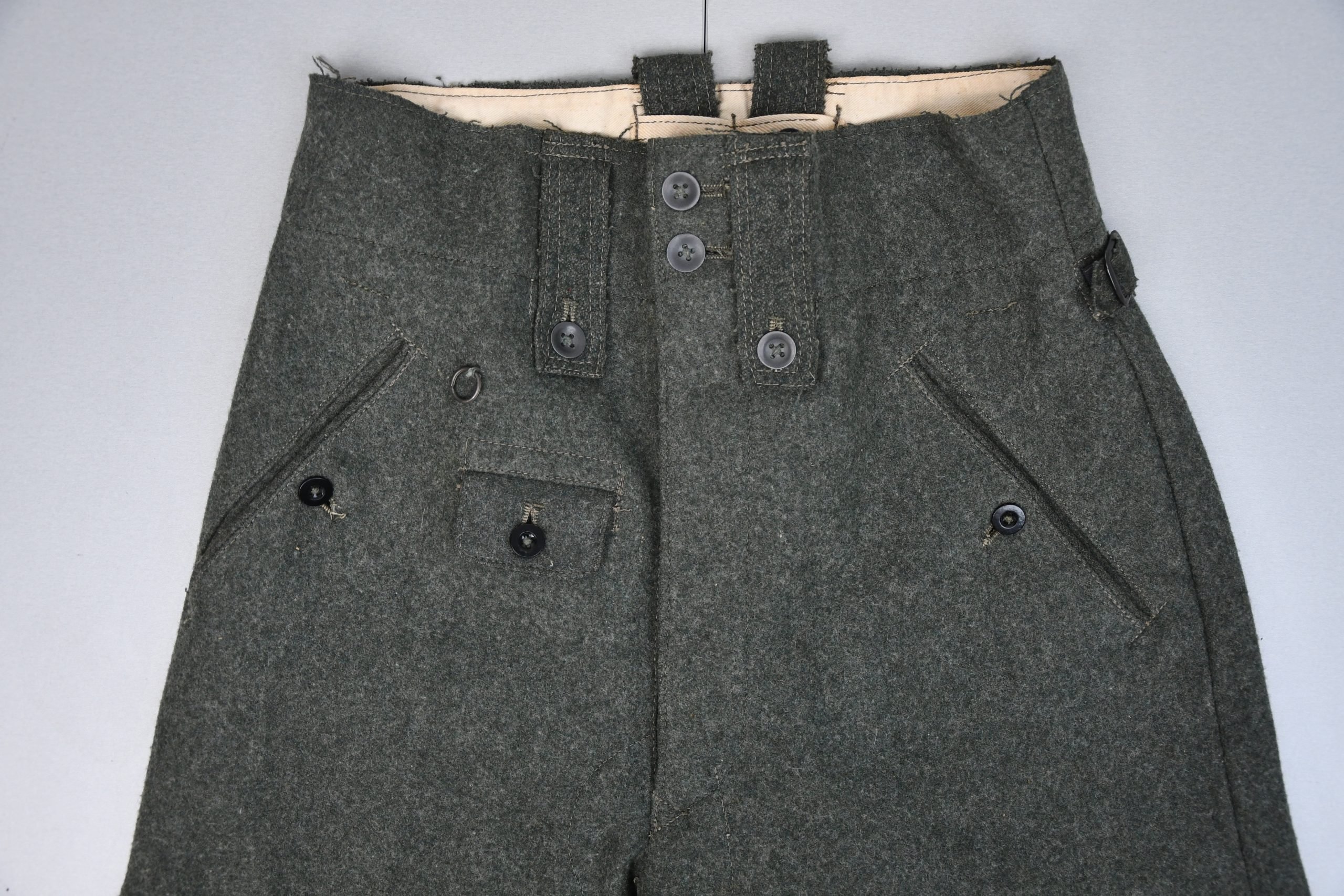 MINT Wehrmacht/Waffen-SS M43 combat trousers with RBNr. 1943 — image 3