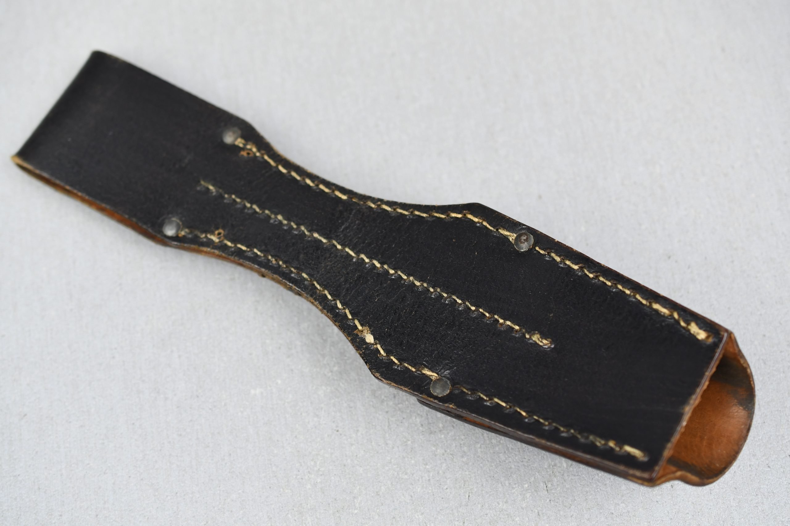 Wehrmacht K98 leather bayonet frog ca. 1941 — image 2