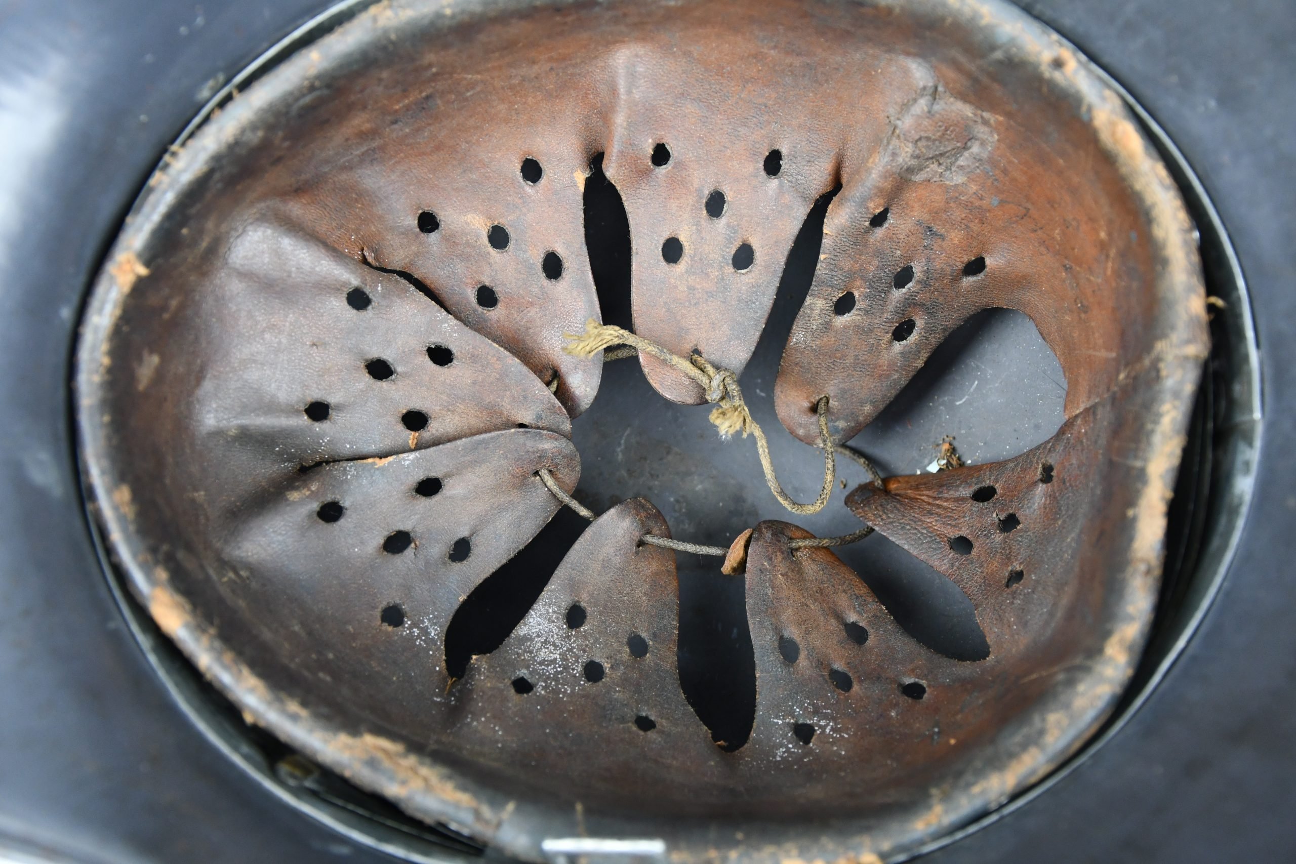 RARE M16 Luftwaffe 'transitional' double decal steel helmet — image 9