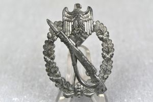 Infantry assault badge in silver by Josef Bergs & Co. …
