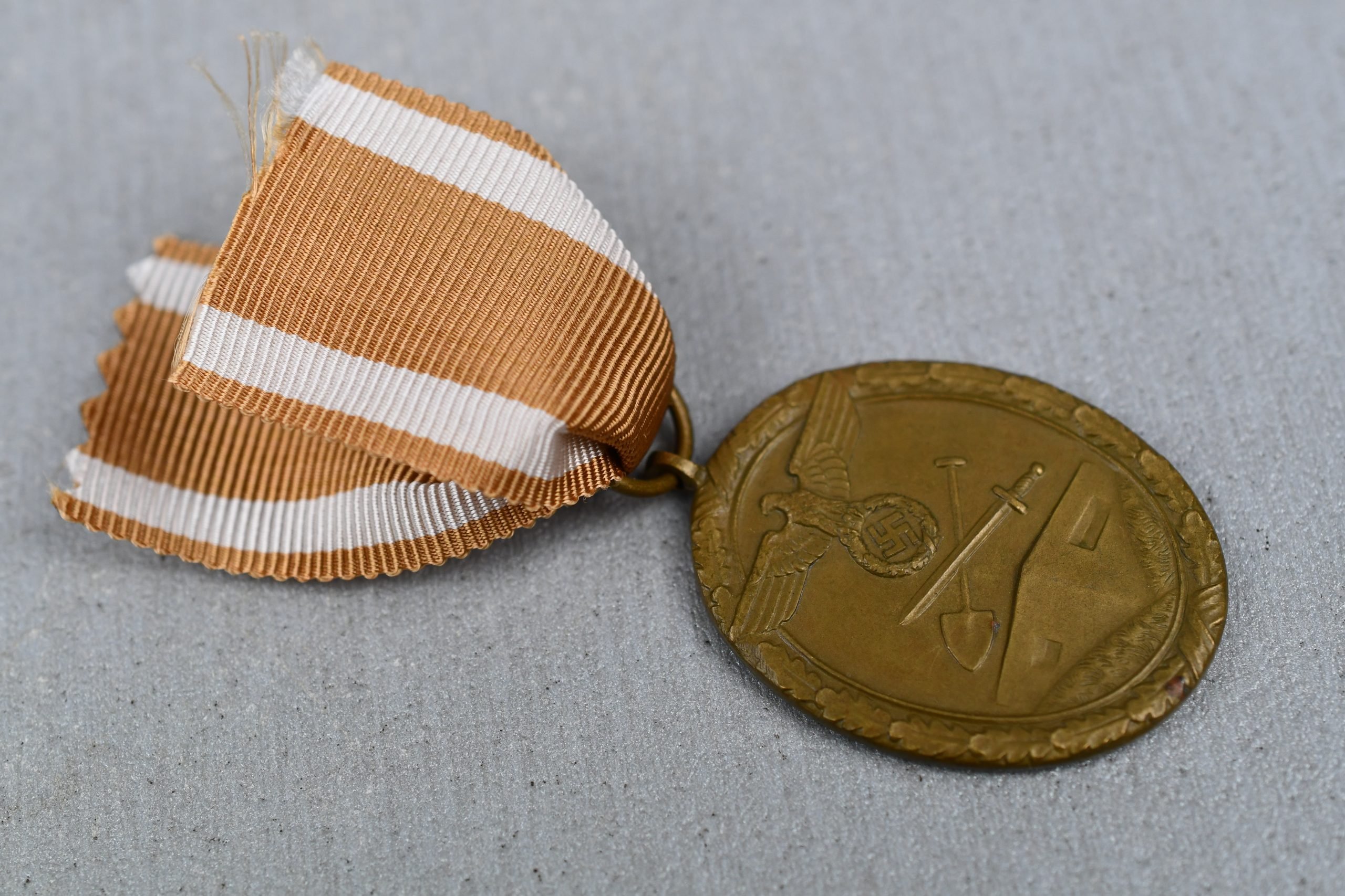 Westwall medal (Deutsches Schutzwall-Ehrenzeichen) in Buntmetall — image 3