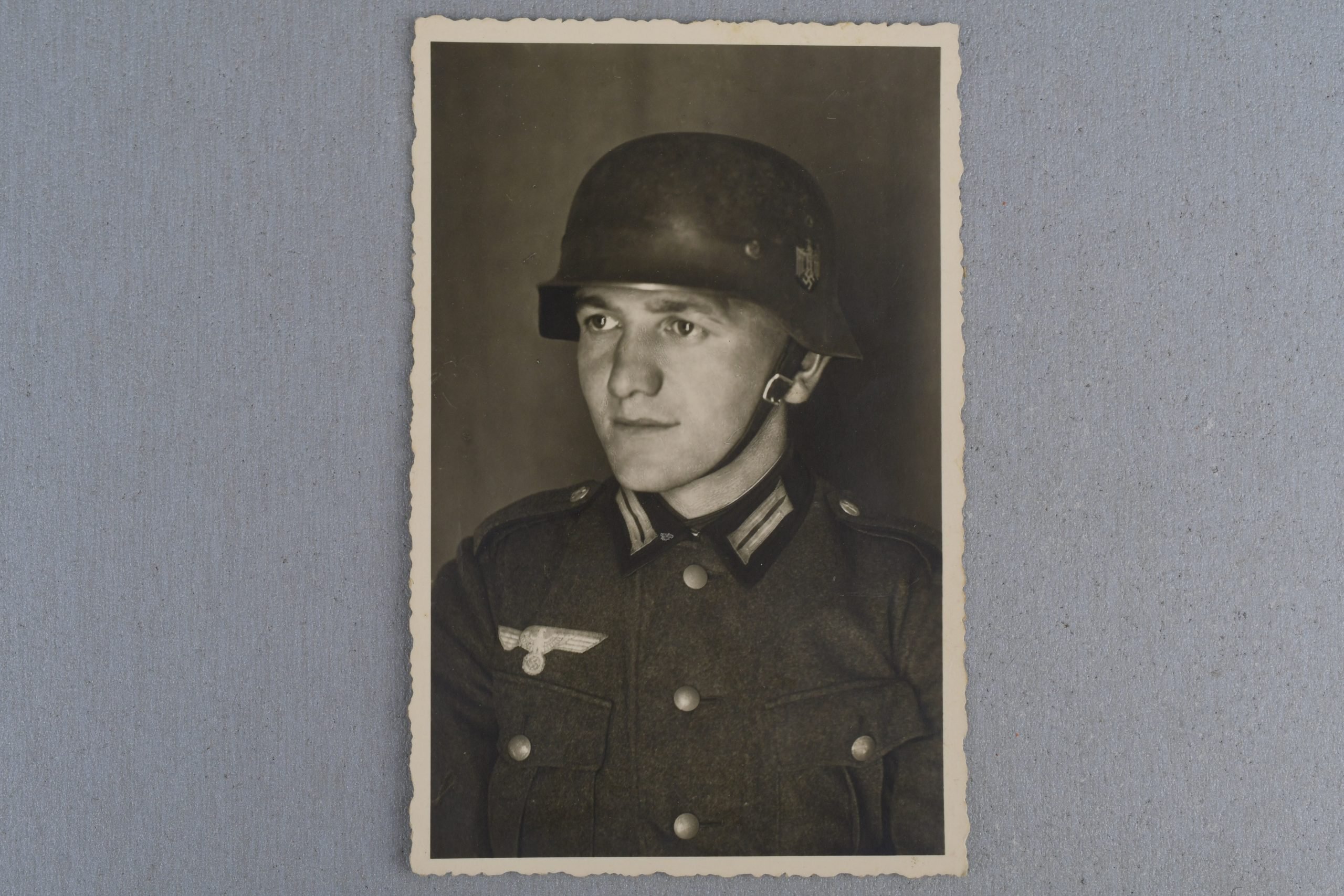 Army (heer) double portrait of soldier wearing a M35 helmet — image 2