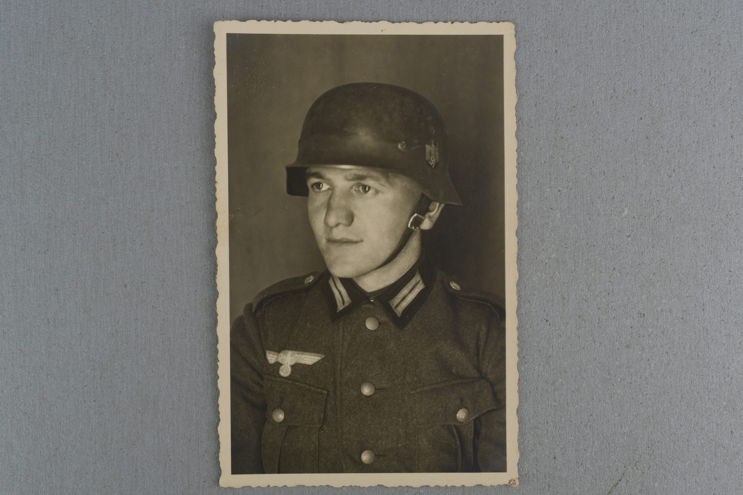 Army (heer) double portrait of soldier wearing a M35 helmet — image 4