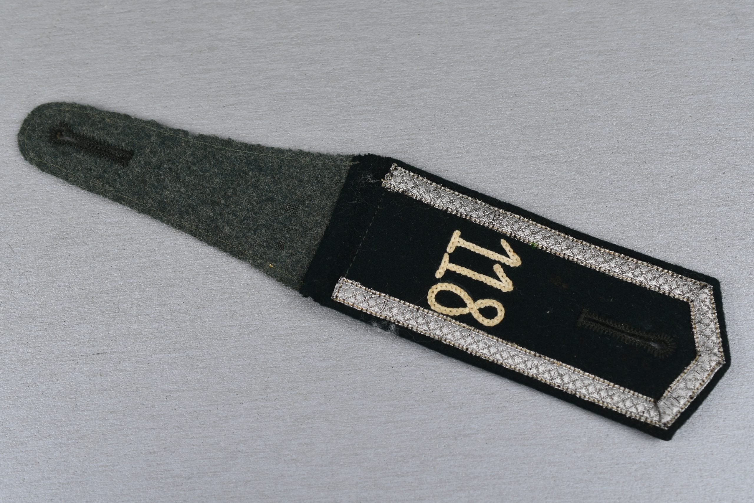 Early M33 army (Heer) shoulder board Infanterie-Regiment 118 for Unteroffizier — image 2
