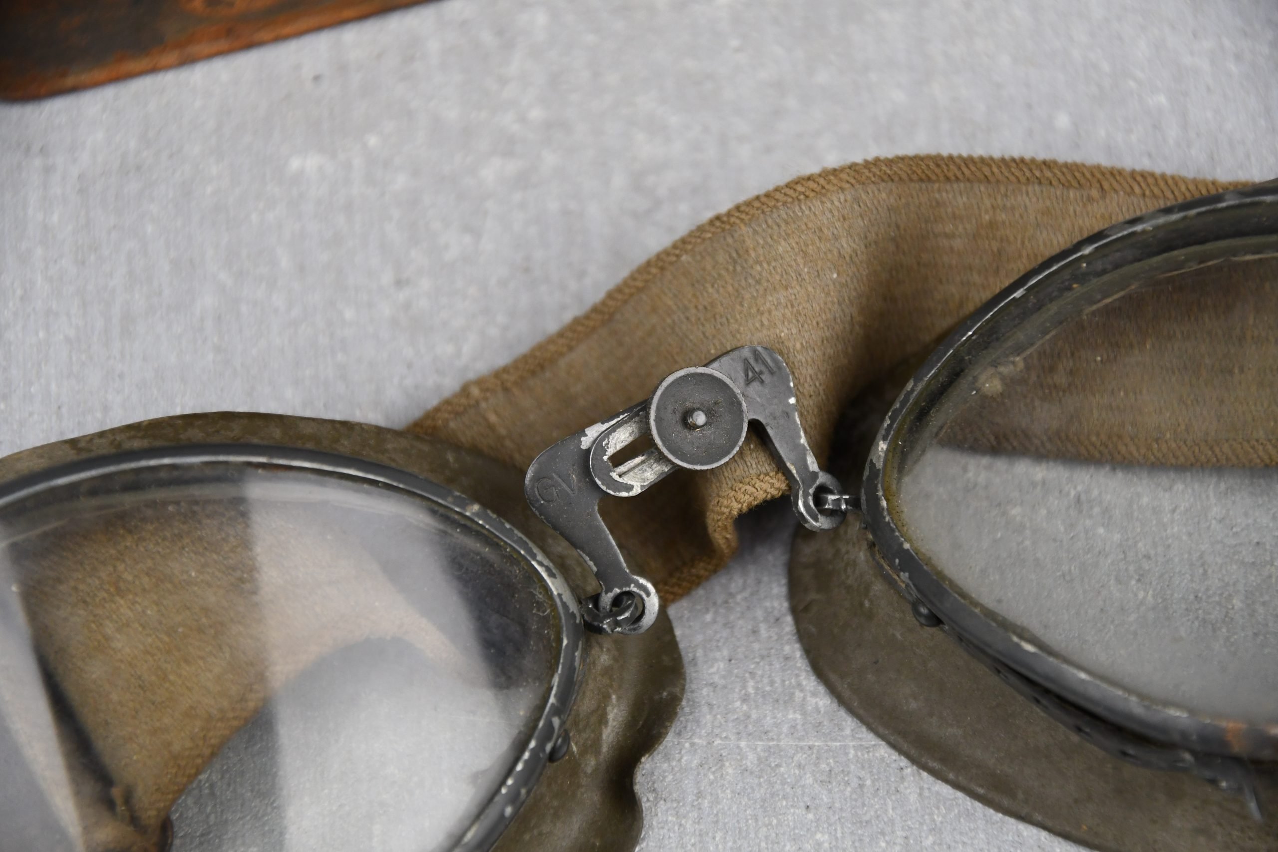 Wehrmacht motorcycle dust goggles in box 'Kradmelderbrille' by GV 1941 — image 2
