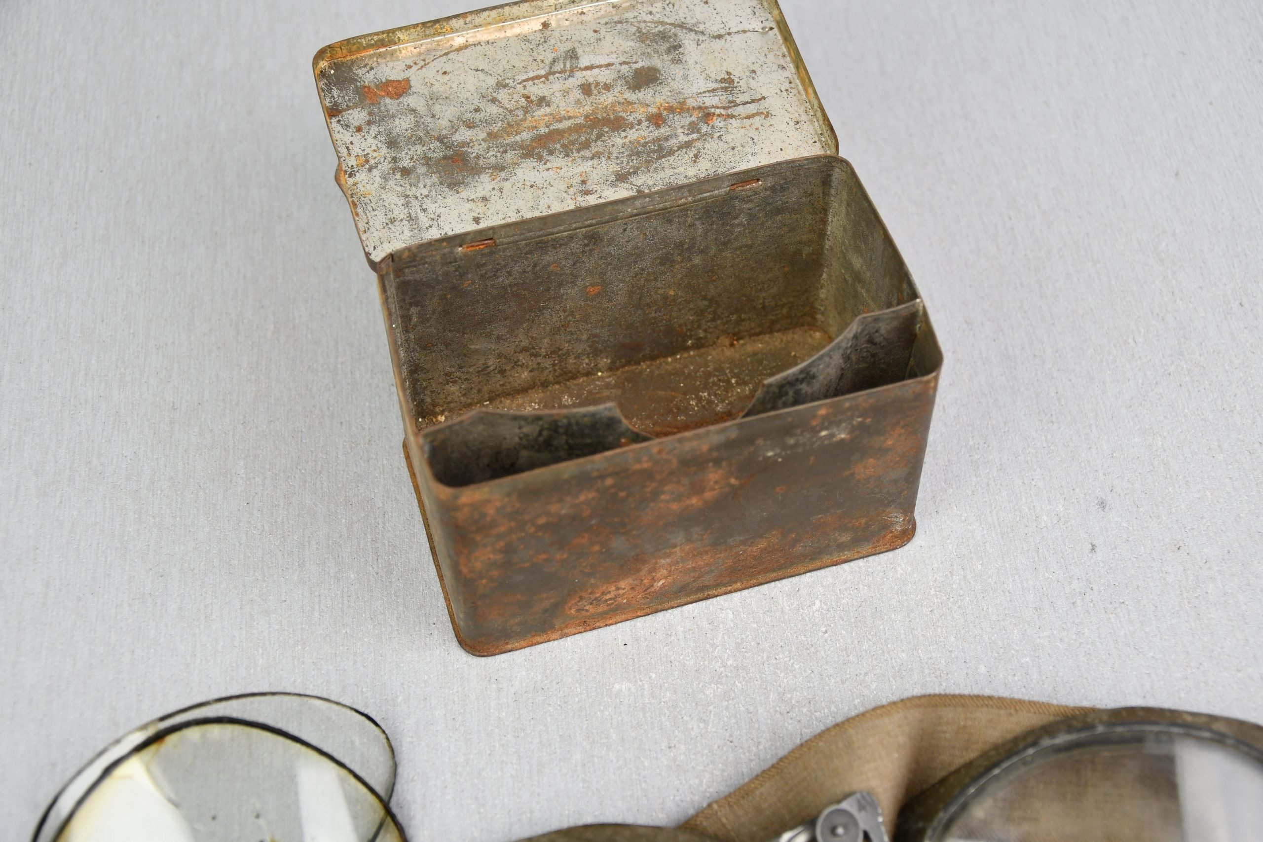 Wehrmacht motorcycle dust goggles in box 'Kradmelderbrille' by GV 1941 — image 3