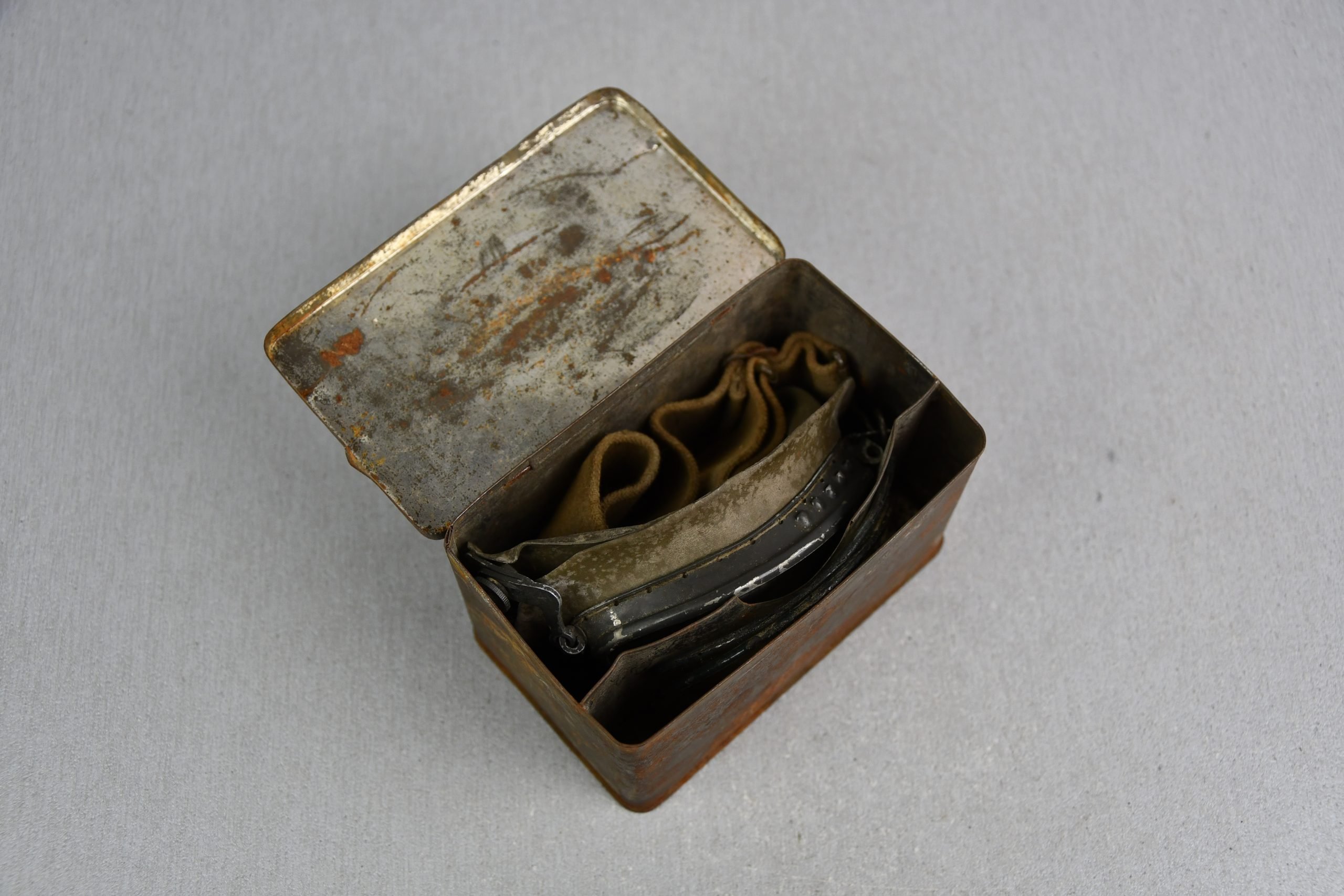 Wehrmacht motorcycle dust goggles in box 'Kradmelderbrille' by GV 1941 — image 4